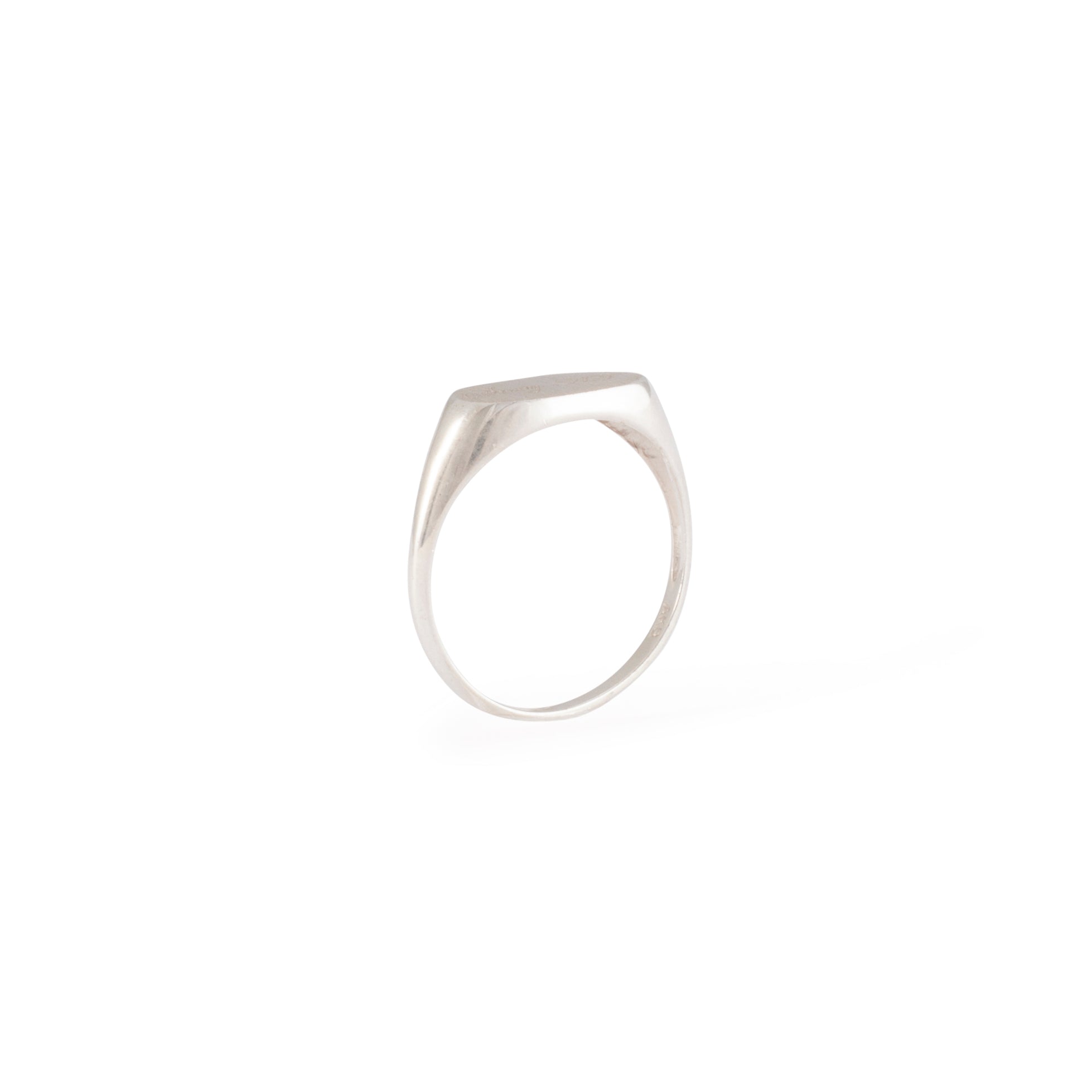 East/west signet ring