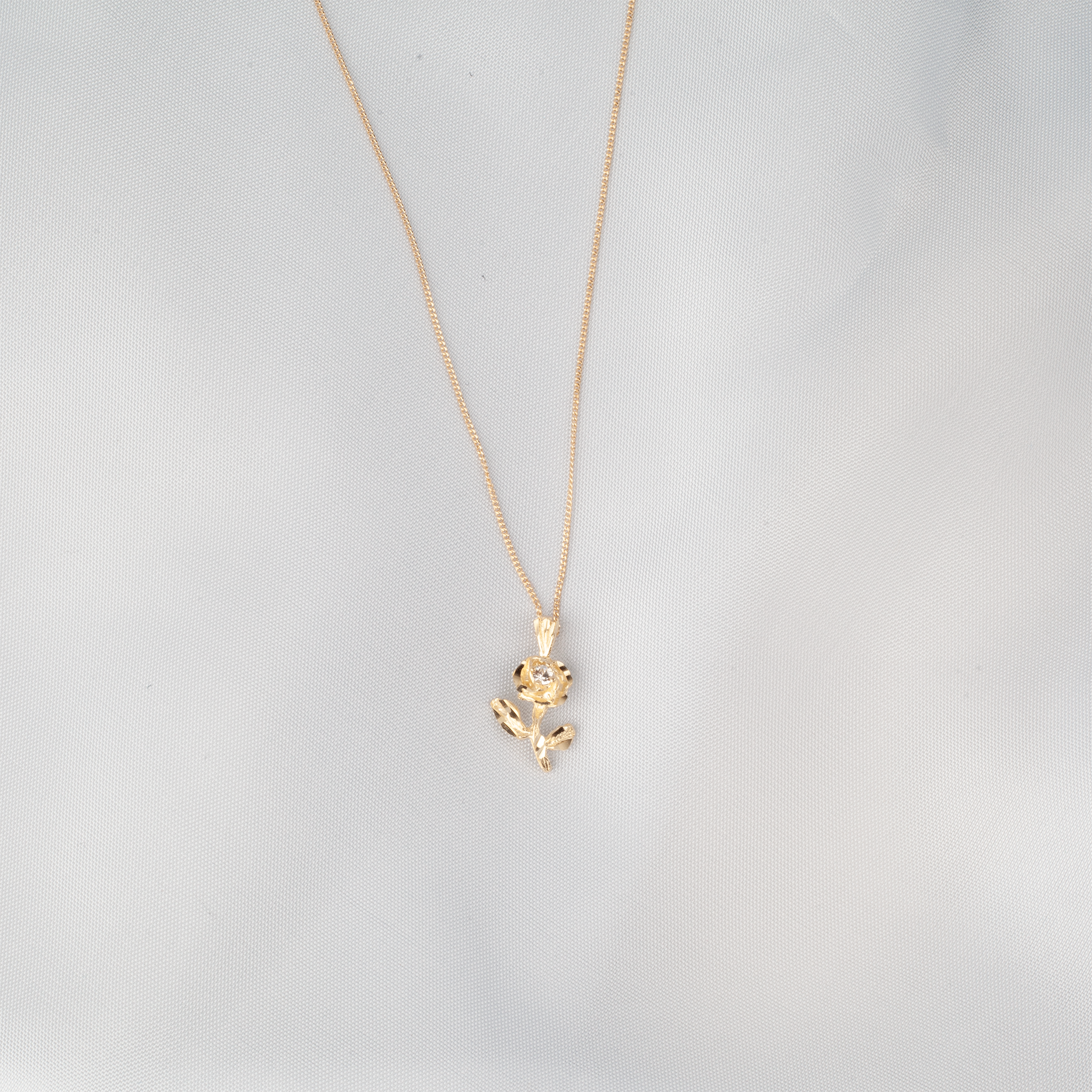 10k gold small flower with diamond cut on the edges 